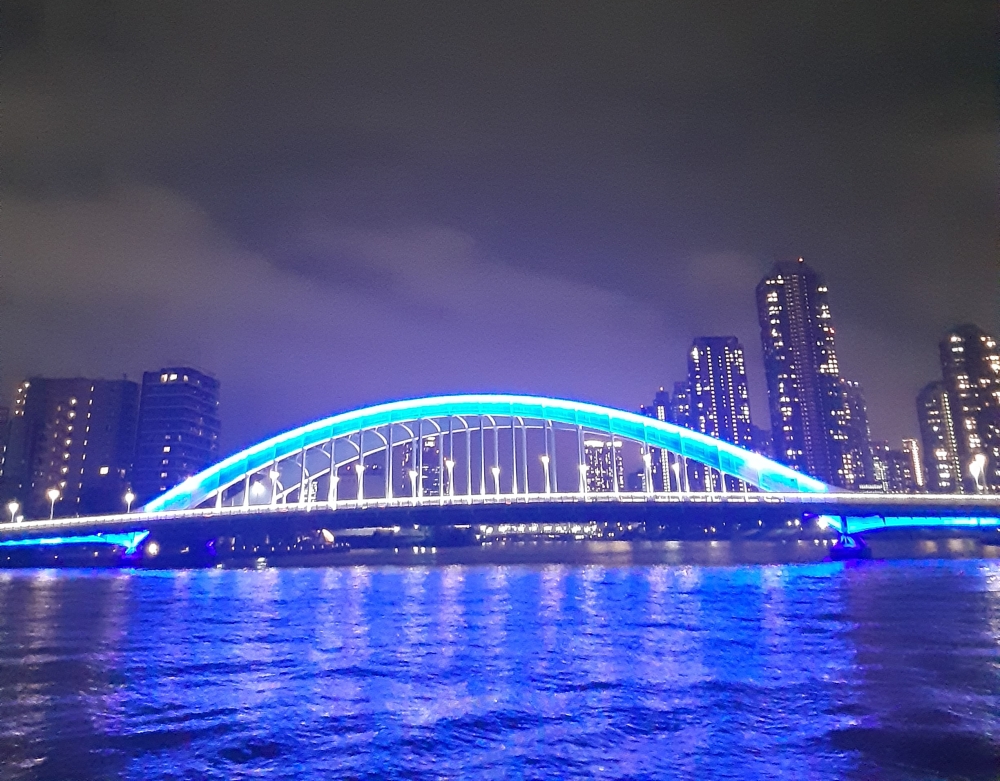夜にライトアップされる永代橋