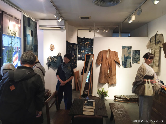 Art Space Mayu exhibiting folk art and antique cloths