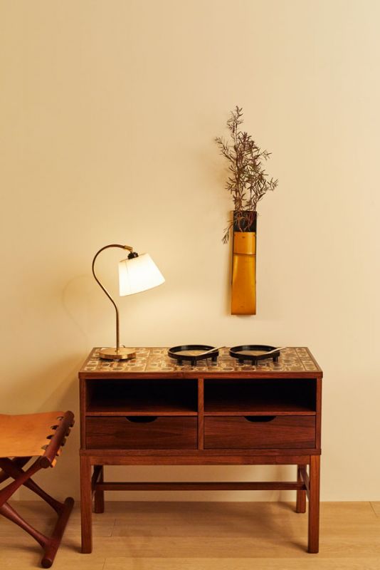 竹の花生け、テーブルランプ、サイドテーブルのコーディネート例