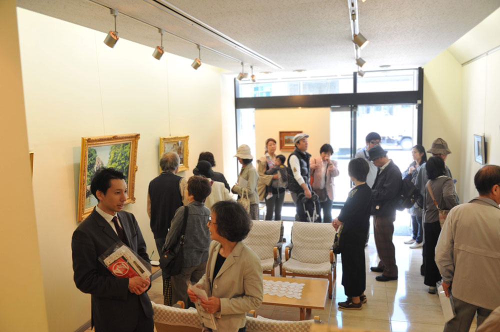参观者在画廊内接受艺术品讲解。